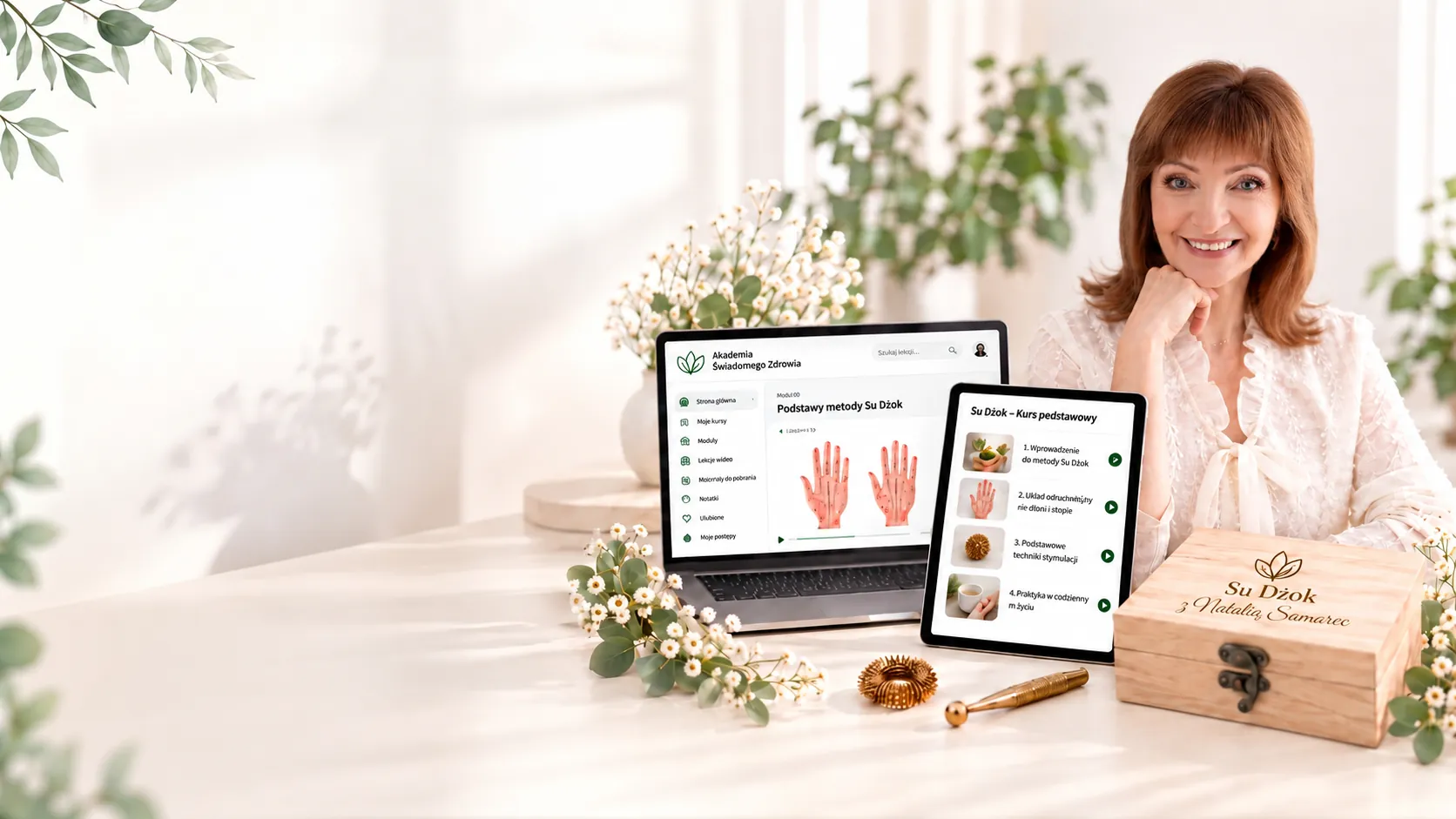 Natalia Samarec przy laptopie i tablecie z platformą Akademii Świadomego Zdrowia